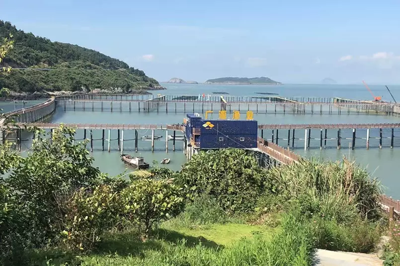 Umfang 498 m, Projekt zur Herstellung und Installation von Zaunnetzkleidung mit extrem großer Distanz, Pfahltyp